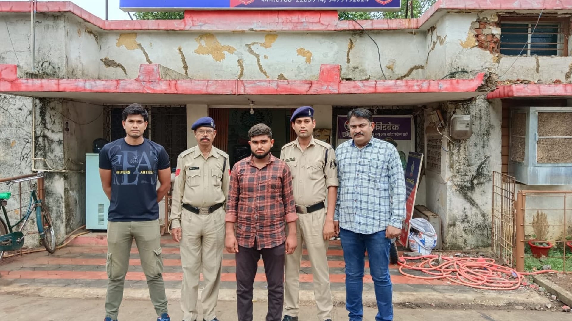 पुलिस गिरफ्त में आरोपी।