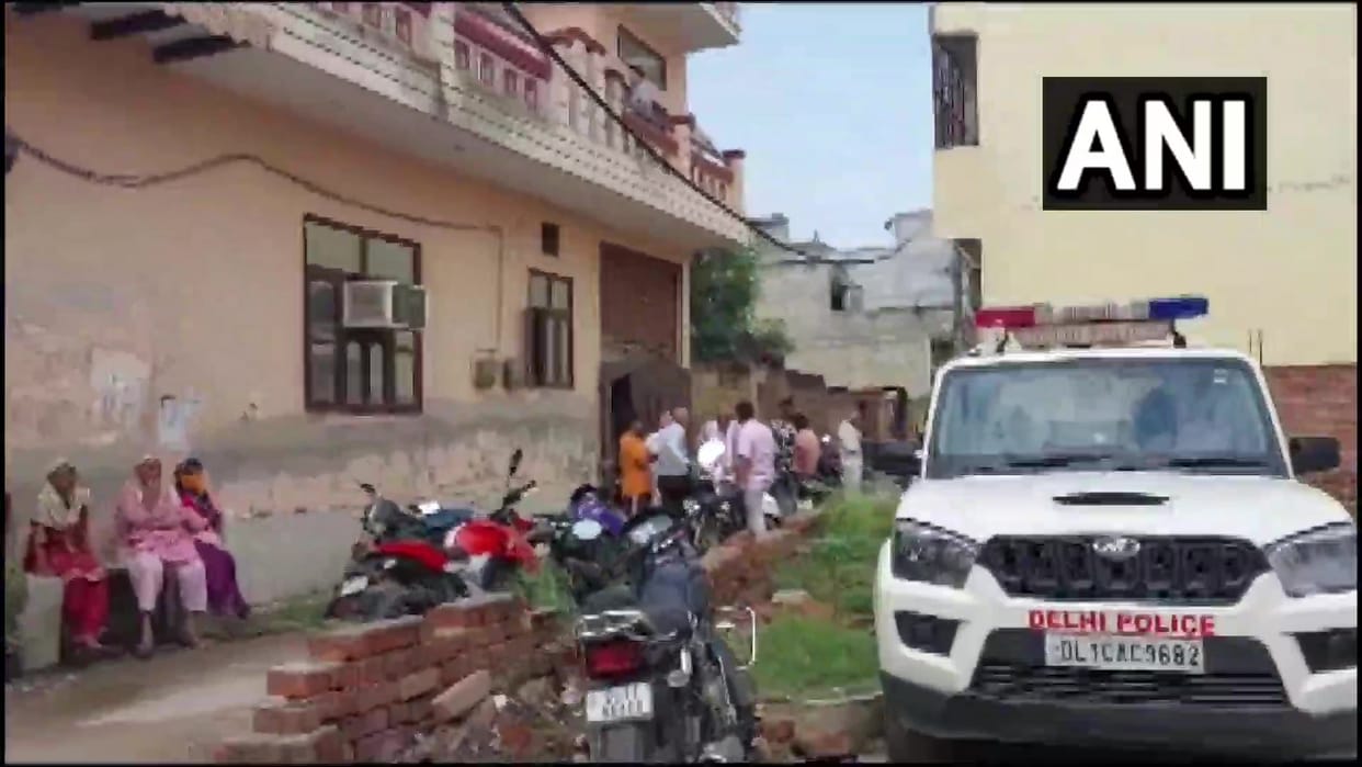 Delhi Couple found dead inside house in Swatantra Nagar under PS Narela