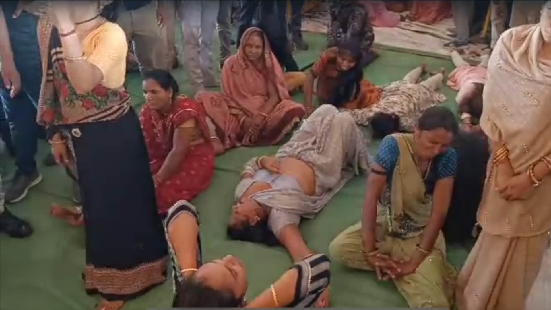 Bageshwar Dham: Dhirendra Shastri's Divya Darbar in Rajgarh, many women were seen screaming