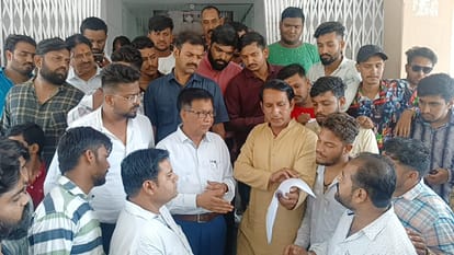Ujjain: Demonstration of Congress and NSUI at Vikram University, name plate of registrar blackened