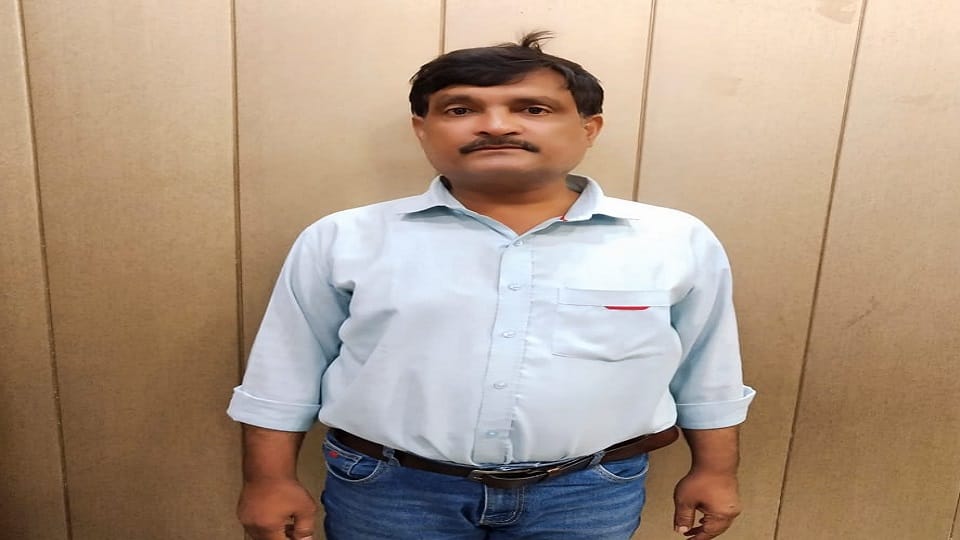 Electricity department clerk arrested taking bribe thirty thousand Moradabad