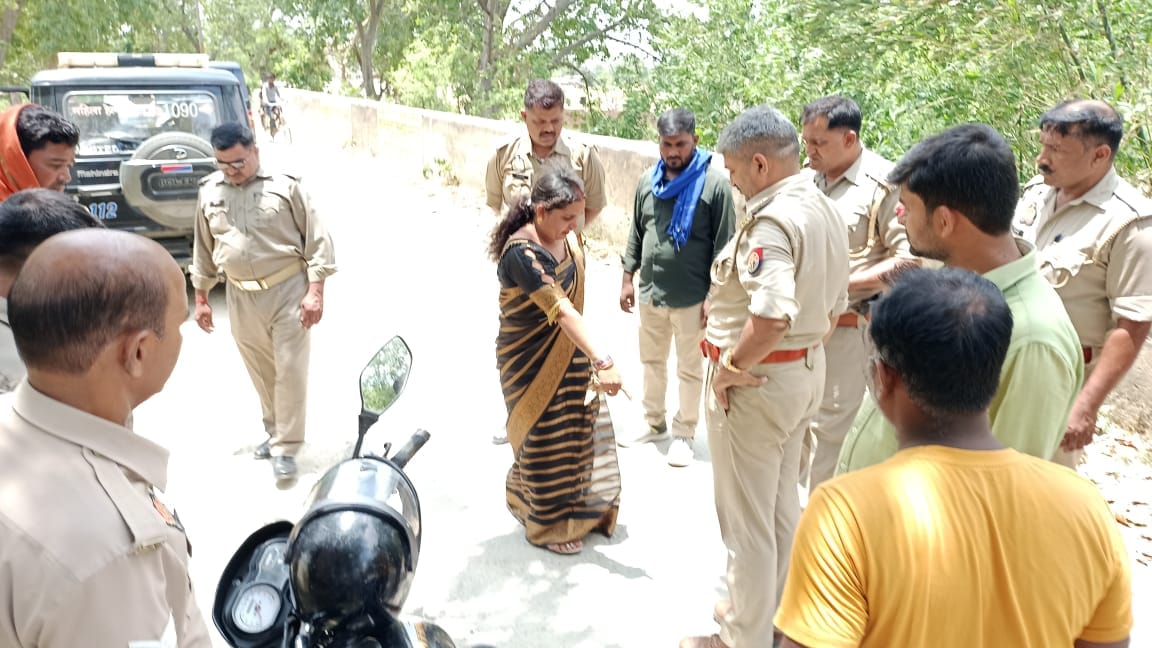 Bike riding miscreants looted the couple