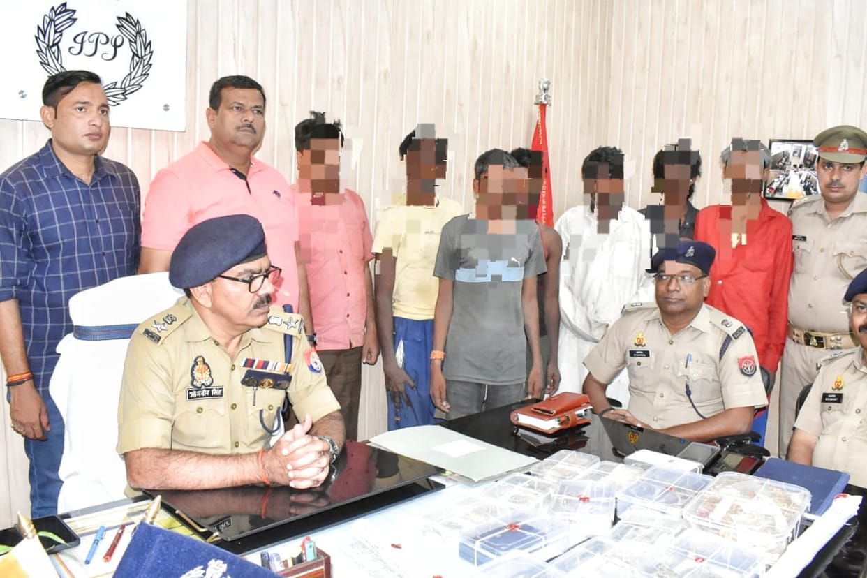 Kachcha Baniyan gang 13 miscreants with six woman arrested in Ghazipur