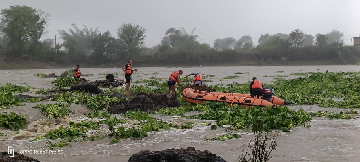 Jabalpur: Pickup vehicle passing through the overflow bridge washed away in the river, rescued five people