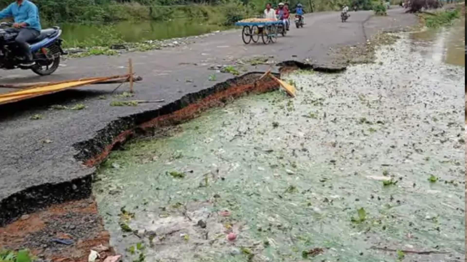 जबलपुर-पनागर रोड का एक हिस्सा भारी बारिश में बह गया।