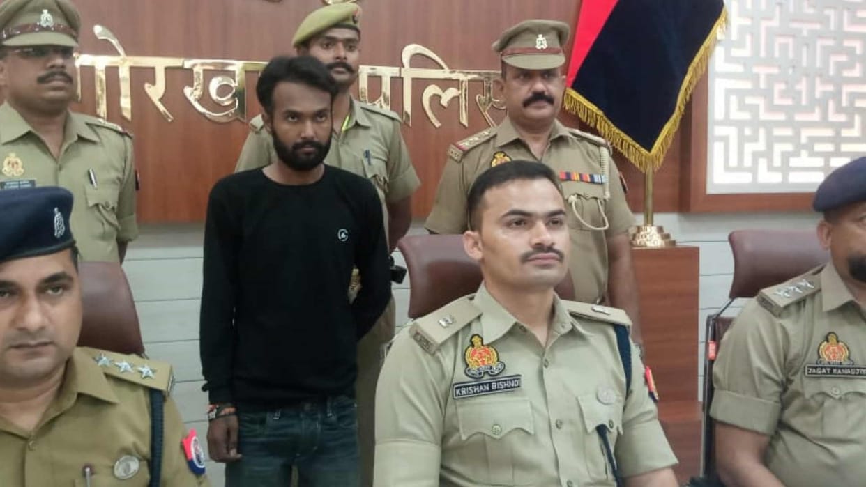 Scooty robbery incident arrested accomplice absconding in Gorakhpur