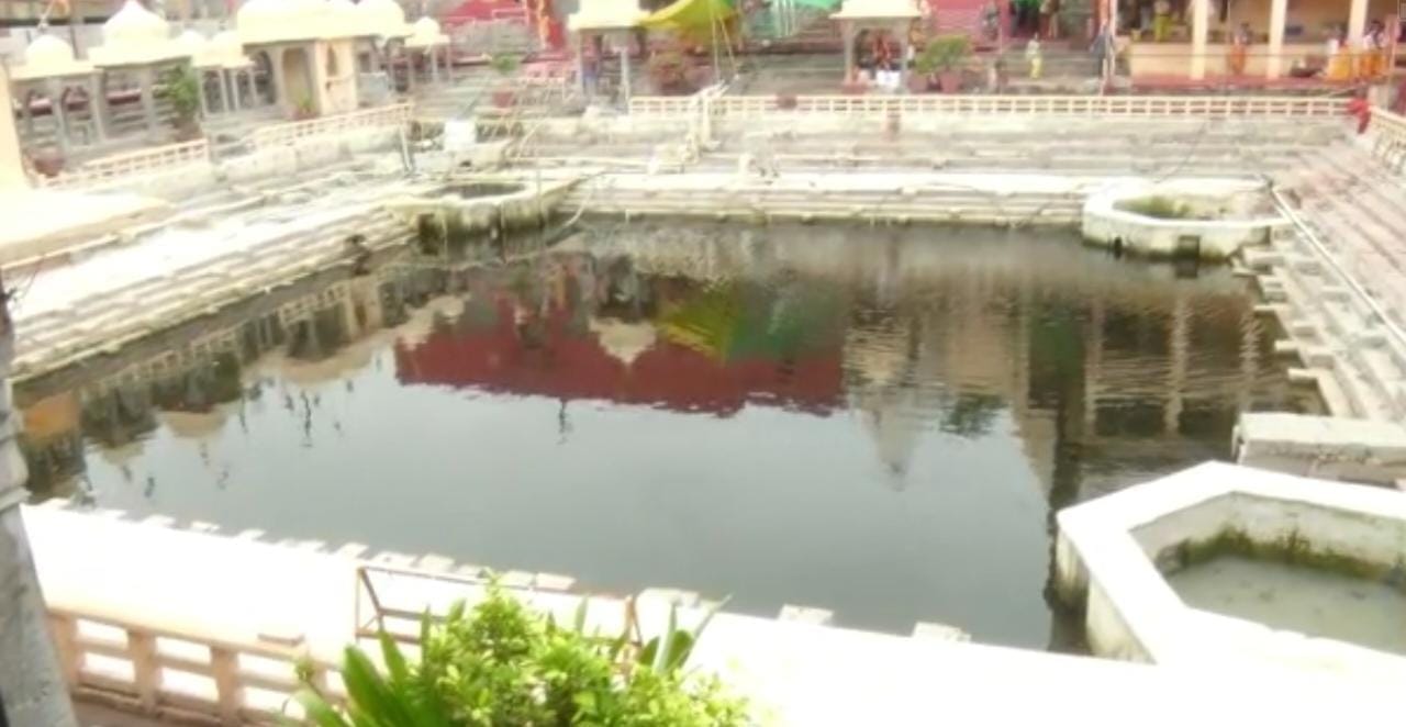 Disorders in the Mahakal temple, Kotitirtha's water is rotting, the approach road to the temple full of mud
