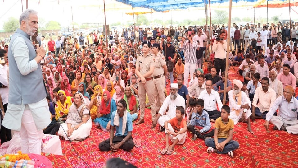The villagers were agitating against the garbage house
