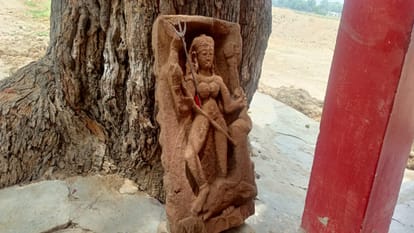 Ancient idols found during digging of soil in the field, villagers worshiping by placing them in the temple