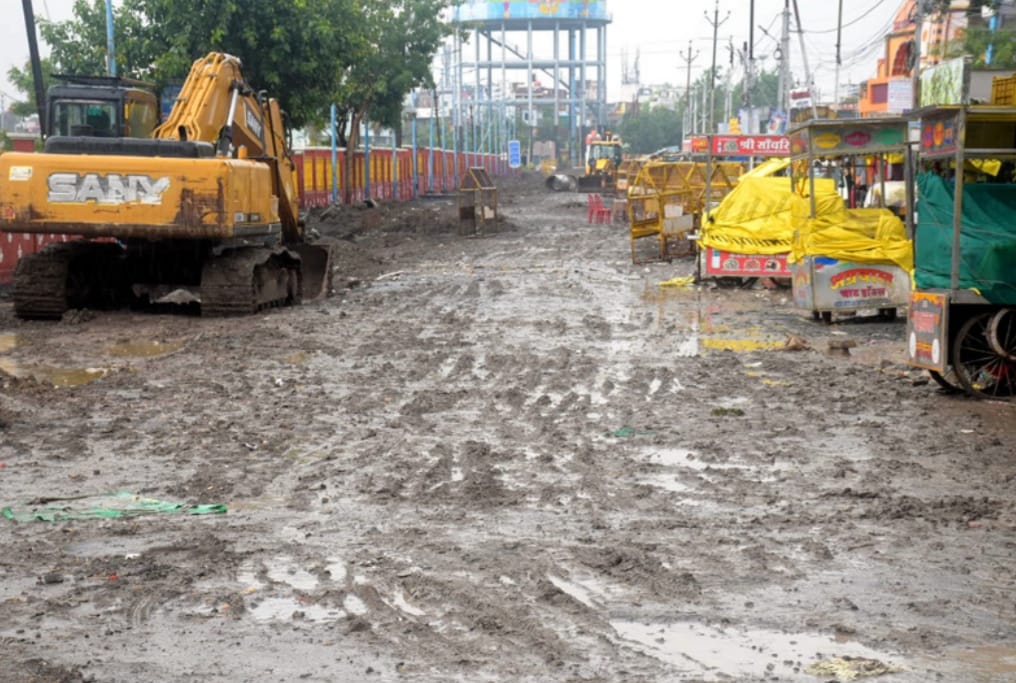 Disorders in the Mahakal temple, Kotitirtha's water is rotting, the approach road to the temple full of mud