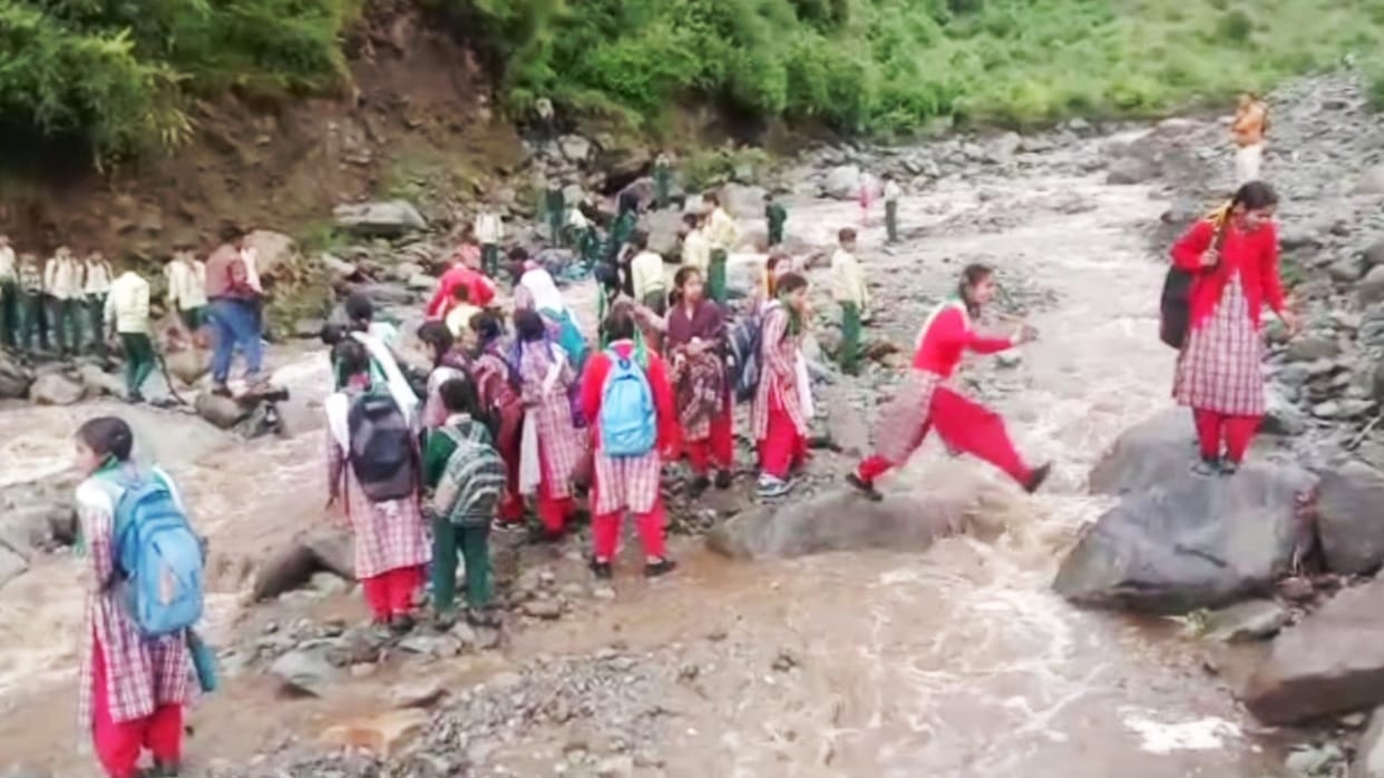 Rain in Himachal: 195 students Teacher stuck in flood hit nullah near Chamba Himachal Pradesh