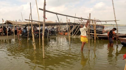 water level of the Ganga increased, the water reached the posts of the priests at the Sangam