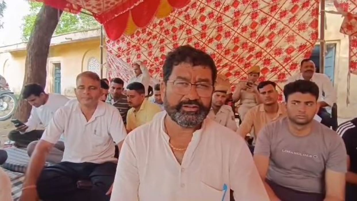 Rajasthan Jail guard employees boycotting the mess end their fast drink juice after assurance