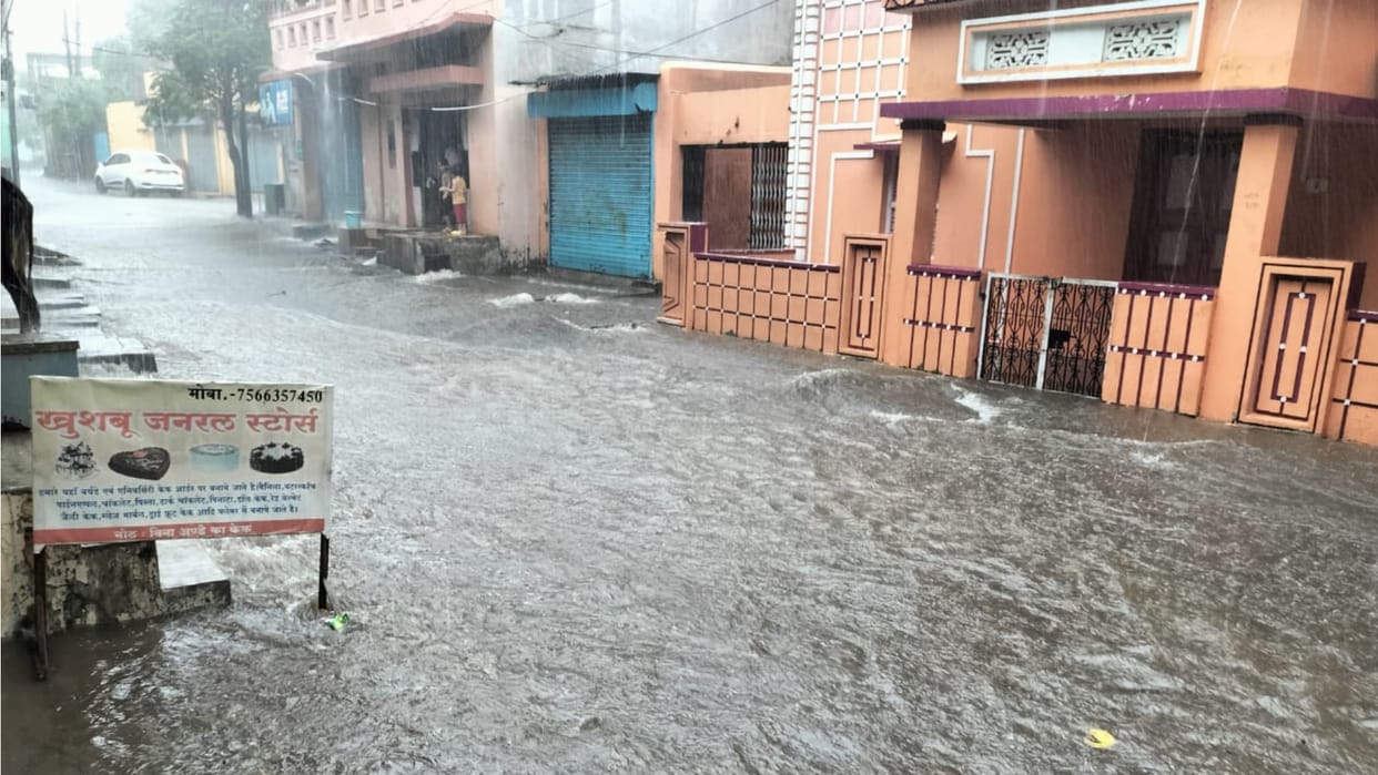 Shahdol Weather: Road turned into river due to heavy rains, many areas submerged, life affected