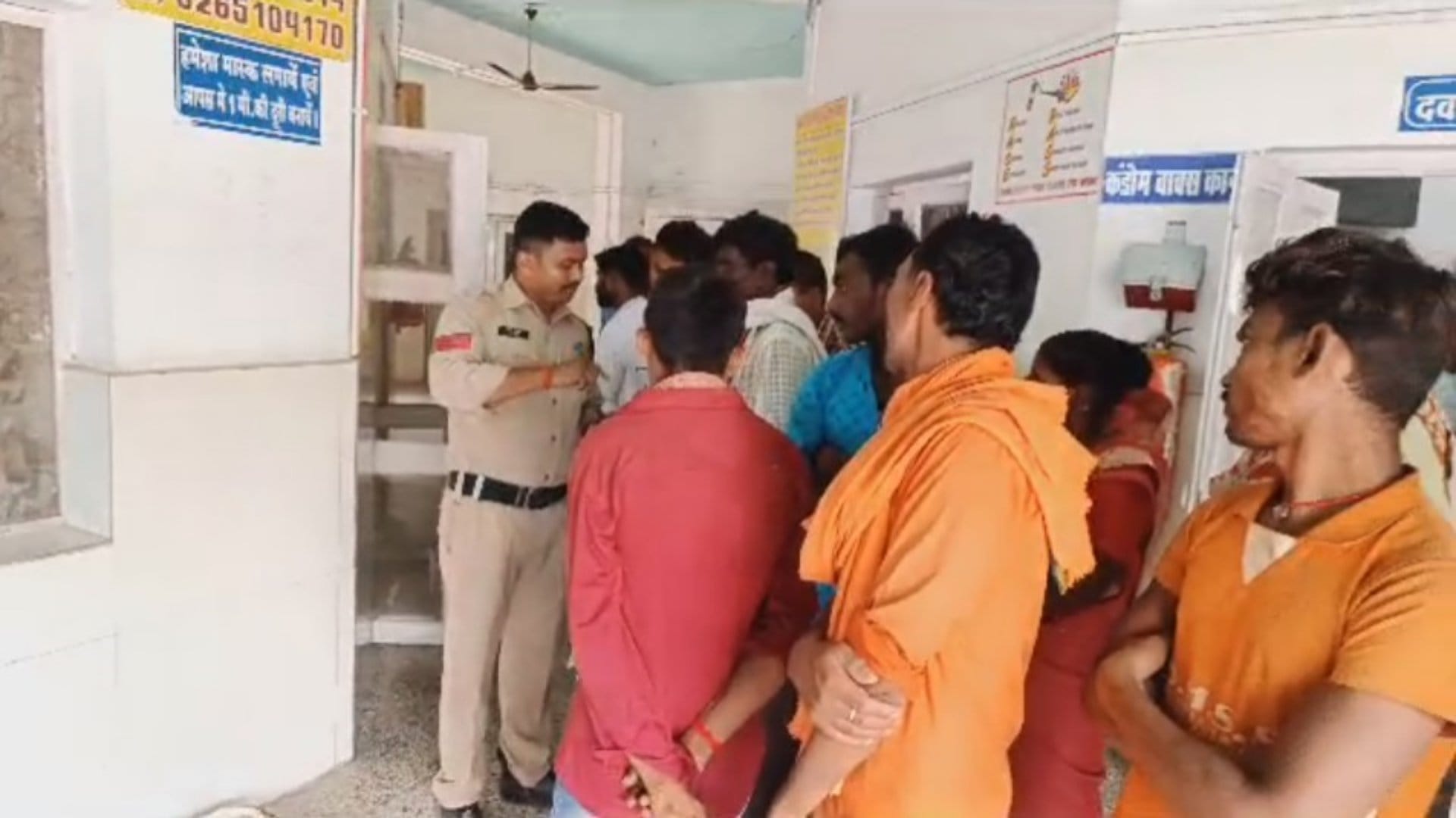 अस्पताल में मौजूद पुलिस और स्थानीय