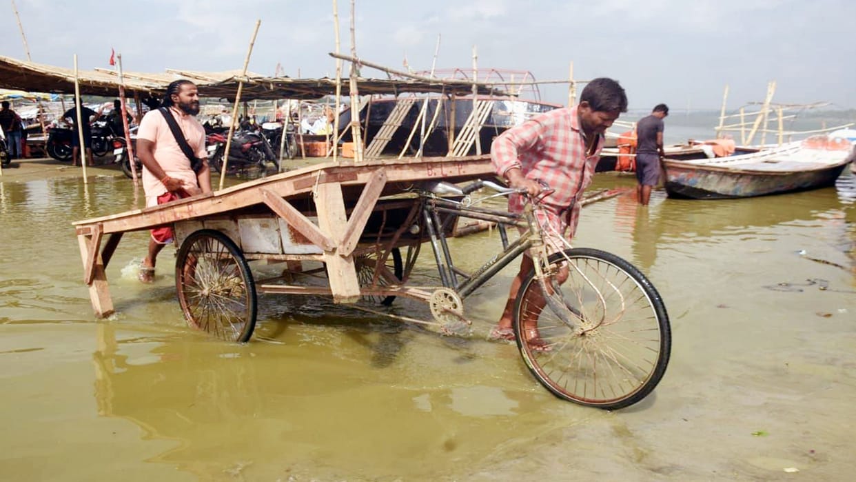 water level of the Ganga increased, the water reached the posts of the priests at the Sangam