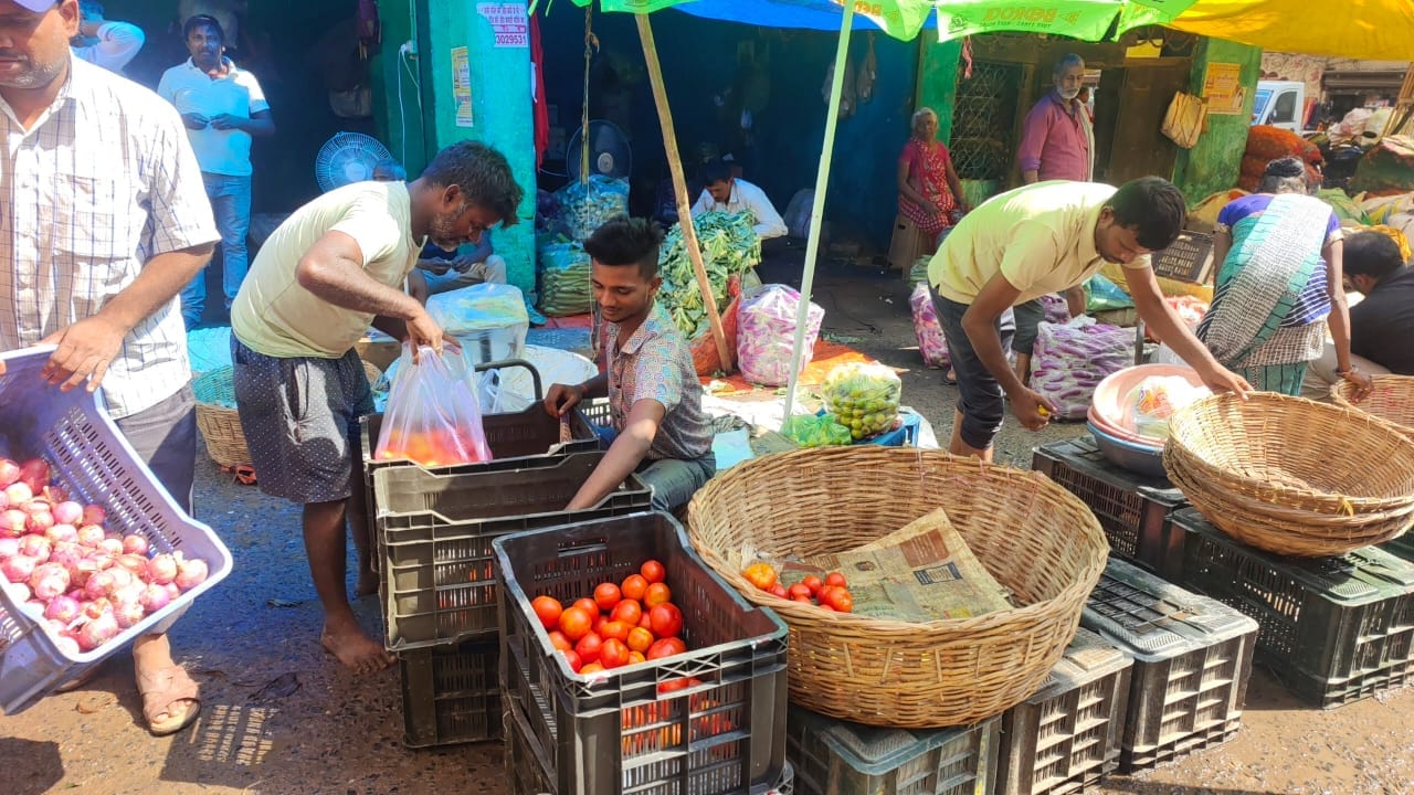 मीठापुर सब्जी मंडी में टमाटर