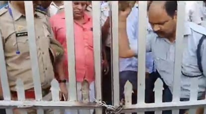 BHU News: Uproar of angry students over ban on 'Passenger', faculty head held hostage, know what is the matter
