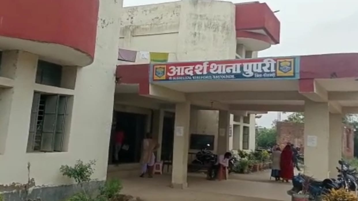 Villagers caught married lover-girlfriend in objectionable condition and handed over to police in Sitamarhi