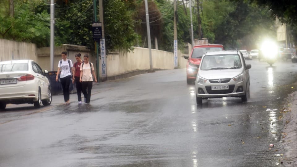 Weather changed in Jammu Kashmir, scorching heat day, rain in evening