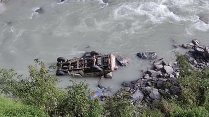 Chamoli: नंदानगर-सितेल मोटर मार्ग पर हादसा, अनियंत्रित होकर नंदाकिनी नदी में गिरा पिकअप वाहन, चालक की मौत Accident in Chamoli Pickup vehicle fell into Mandakini river in Chamoli driver died Uttarakhand news in hindi