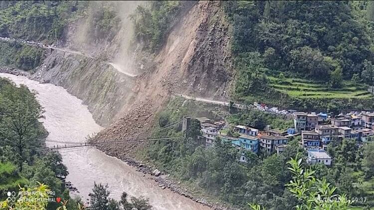 Heavy landslide on Badrinath National Highway in Chhinka 8000 pilgrims stuck Uttarakhand news in hindi