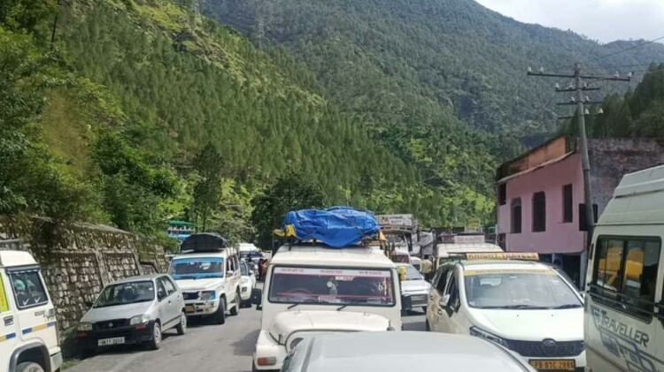 Badrinath NH: भारी बारिश के बाद भूस्खलन से छिनका में हाईवे पर आया मलबा, रास्ते में फंसे करीब 8000 तीर्थयात्री Heavy landslide on Badrinath National Highway in Chhinka 8000 pilgrims stuck Uttarakhand news in hindi