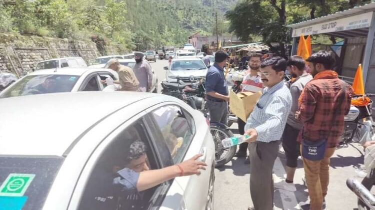 Badrinath NH: भारी बारिश के बाद भूस्खलन से छिनका में हाईवे पर आया मलबा, रास्ते में फंसे करीब 8000 तीर्थयात्री Heavy landslide on Badrinath National Highway in Chhinka 8000 pilgrims stuck Uttarakhand news in hindi