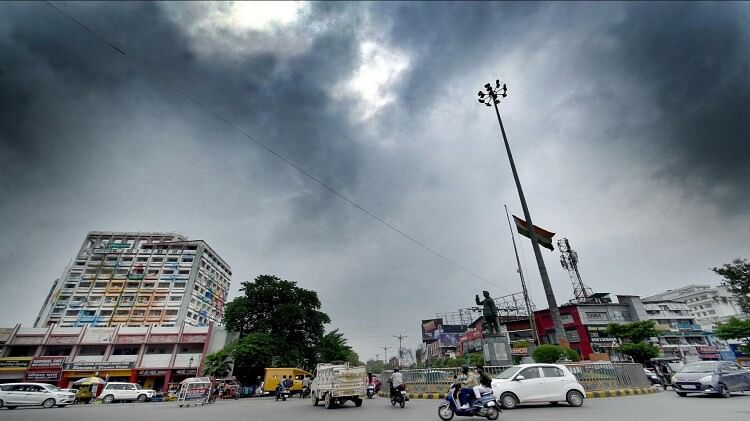 Delhi NCR Weather : उमस भरी गर्मी से लोग परेशान, आज भी छाए रहेंगे बादल और बारिश के आसार