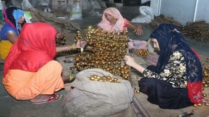 Aligarh News: कई प्रदेशों में गूंज रही अलीगढ़ में बने घुंघरूओं की झनकार, कारोबारियों को मिल रहे अच्छे ऑर्डर bells made in Aligarh resonating in many states