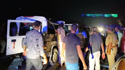बांदा में भीषण सड़क हादसा: खड़े ट्रक में जा घुसी तेज रफ्तार बोलेरो, मां-बेटा समेत छह की मौत, दो घायल road accident in Banda: six including mother and son died