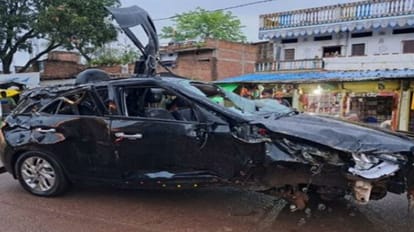 car of the businessmen going on picnic fell into the ditch, three died, all three youths were residents of Pra
