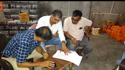Fatehabad: सीएम फ्लाइंग की छापेमारी, 182 किलो मिली खराब मिठाइयां व नमकीन, पेय पदार्थों के लिए सैंपल CM Flying raid in Fatehabad, found 182 kg of spoiled sweets and snacks, samples for beverages