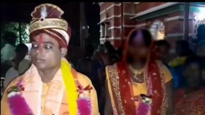 Bihar: शादीशुदा युवक मंदिर में रचा रहा था दूसरा विवाह, पहली पत्नी मौके पर पहुंची, जानें क्या हुआ दूल्हे का हाल Bihar: Married youth was planning second marriage in the temple, first wife reached the spot