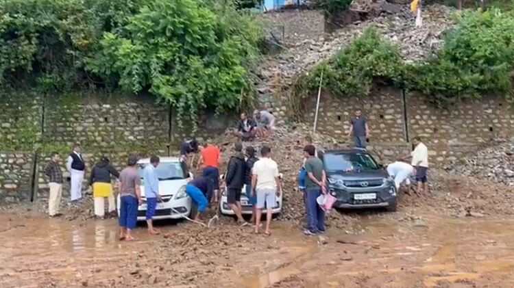Uttarakhand Weather: बारिश से उफान पर नदी-नाले, मलबे में दबे पार्किंग में खडे़ वाहन, तस्वीरों में देखें हाल Uttarakhand Weather News Today 29 June Monsoon Heavy rains roads closed vehicles buried in debris watch Photos