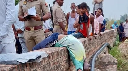 Varanasi: वाराणसी में पुलिया पर लटकती मिली शख्स की लाश, चेहरे पर चोट के निशान, जांच में जुटी पुलिस Dead body of a man found hanging on a culvert in Varanasi, injury marks on his face, police engaged in investi