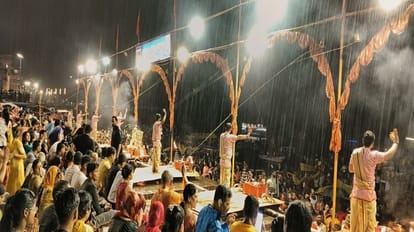 heavily rains in Varanasi ganga aarti Amidst rain water level of  river continues to rise