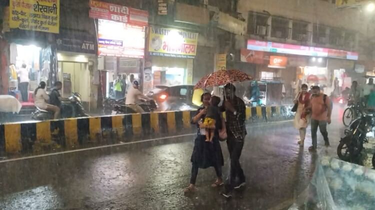 heavily rains in Varanasi ganga aarti Amidst rain water level of  river continues to rise