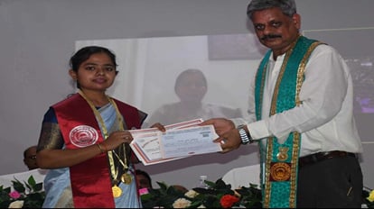 Topper Vandana got Atul Maheshwari Smriti Gold Medal in Journalism