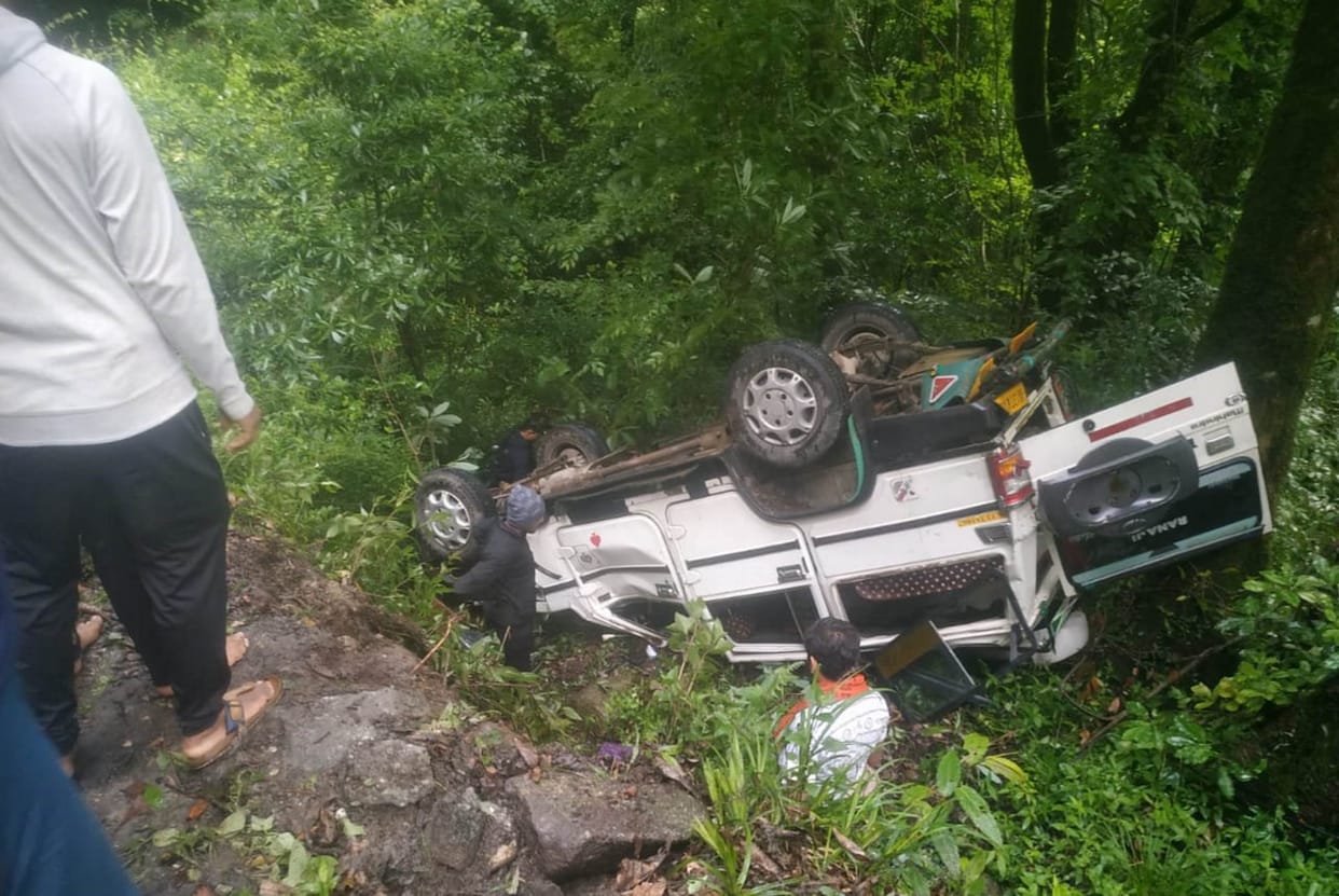 Accident In Uttarakhand Rajasthan pilgrims vehicle going to Badrinath Dham fell into the ditch
