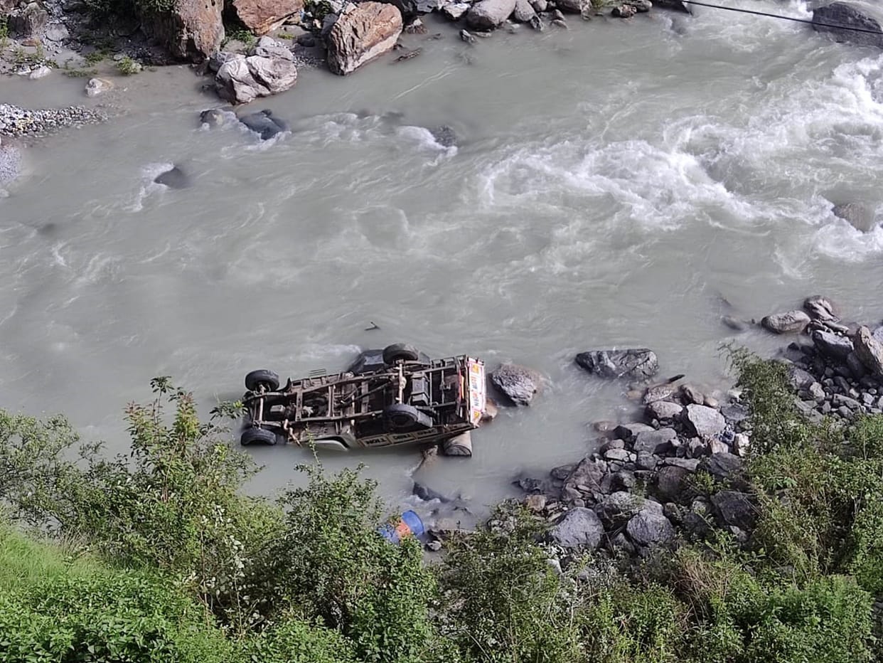 Accident in Chamoli Pickup vehicle fell into Mandakini river in Chamoli driver died Uttarakhand news in hindi