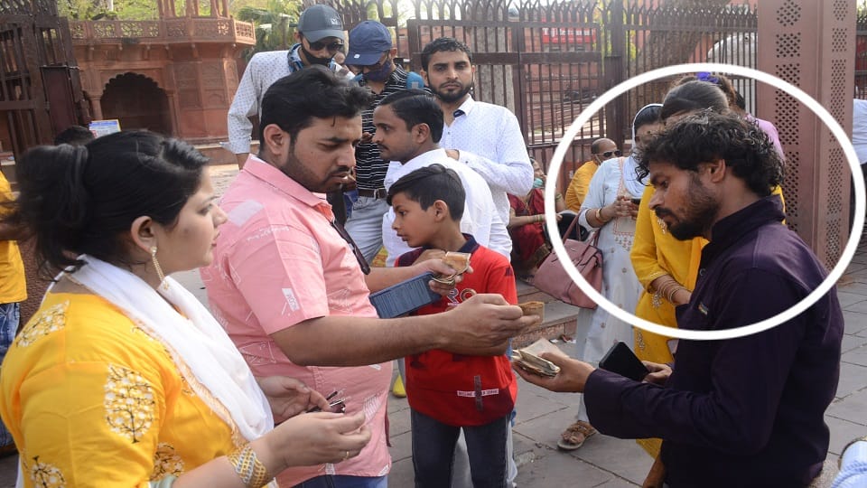 Cheating tourists in the guise of online tickets of Taj Mahal