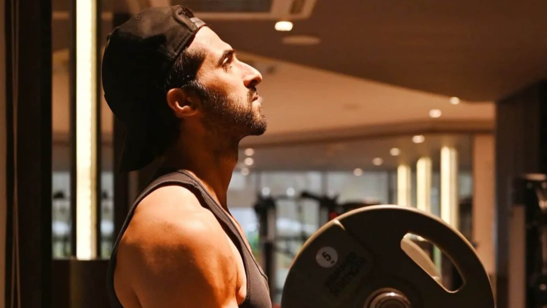 Akshay Oberoi real challenge to appear on screen with Hrithik Roshan in Fighter actor achieved curvy muscles