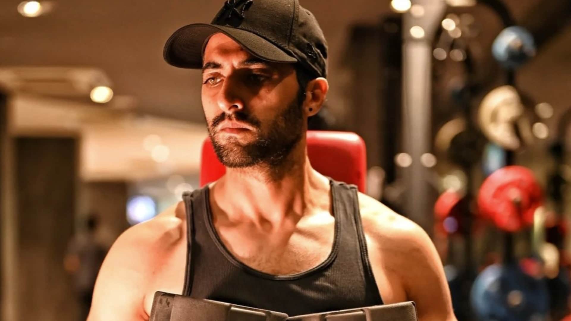 Akshay Oberoi real challenge to appear on screen with Hrithik Roshan in Fighter actor achieved curvy muscles