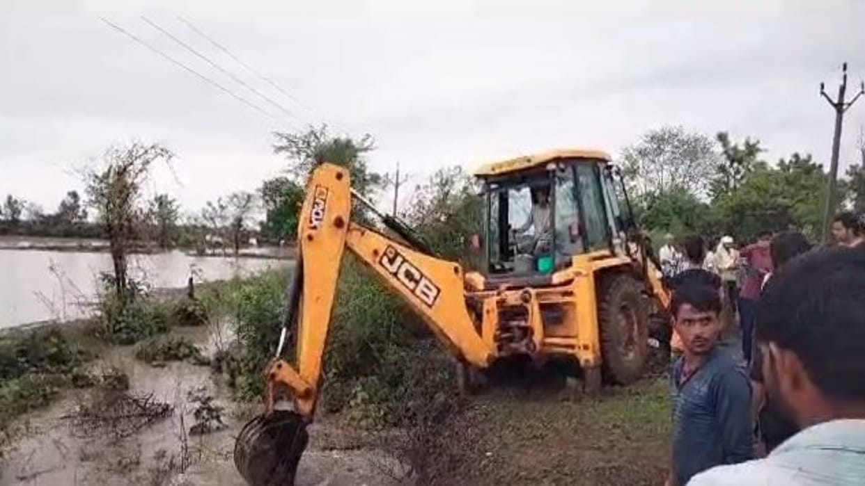 Ashoknagar Chaos exposed in rain villagers of Bharatpura village block National Highway