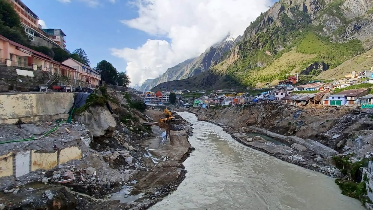 Chamoli Badrinath and Uttarkashi Many buildings came under landslides weather rain Uttarakhand News in hindi
