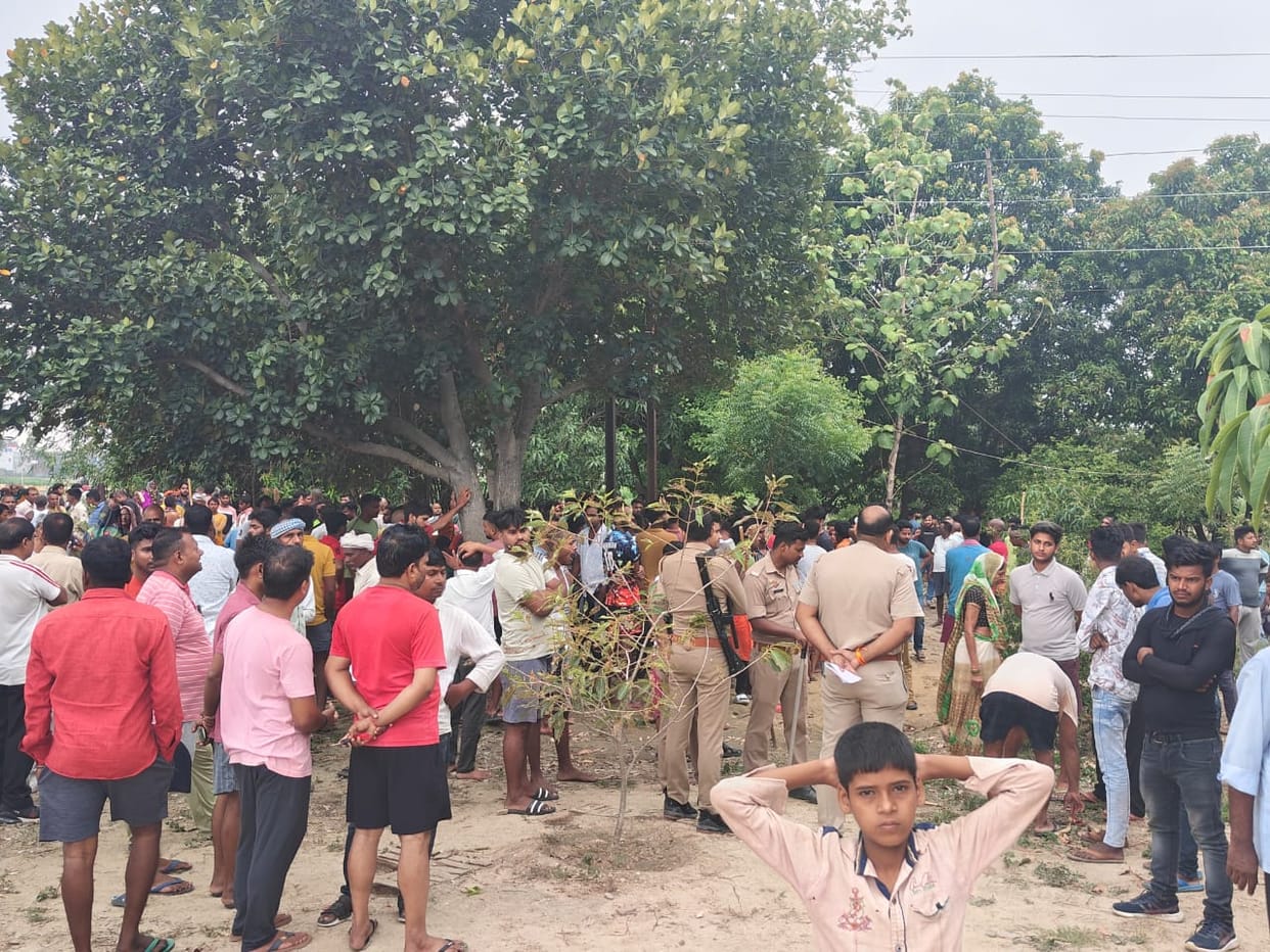 Ballia: Lineman dies due to electrocution while connecting fuse of transformer, angry villagers protest