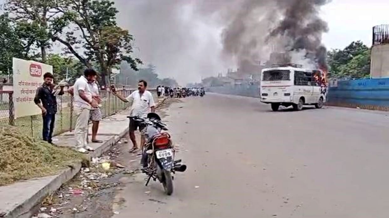Bihar News Fire broke out in a bus moving on the middle of the road in Begusarai