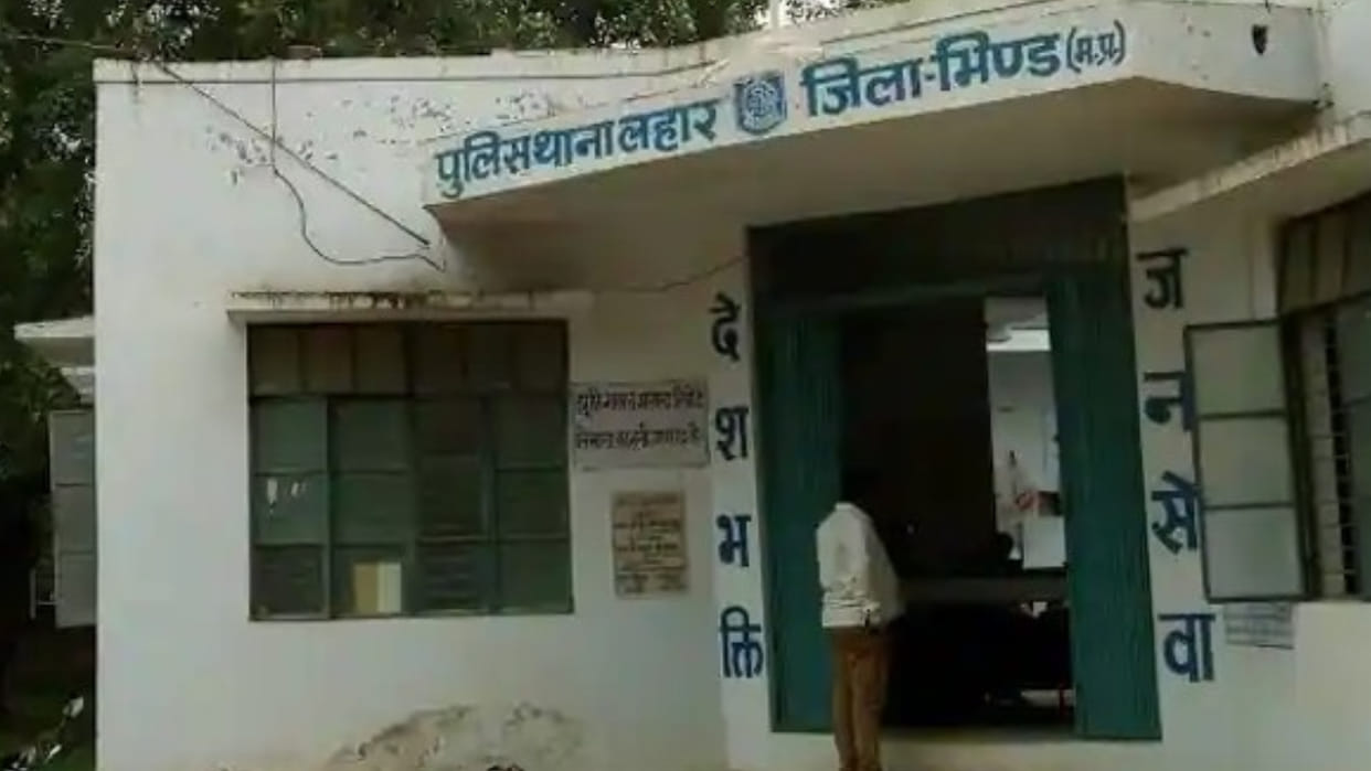 MP News: Bloody clash in Bhind on the matter of road construction, firing on two sides, one killed
