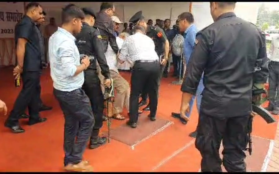 Bihar Governor Slipped and fell in Patna, when he came in bihar his car got stuck in mud in Ara